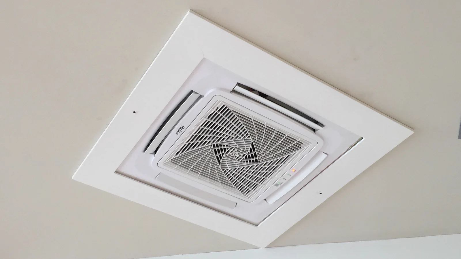 Deckenkassette einer gewerblichen Klimaanlage in einer abgehängten Buero-Decke