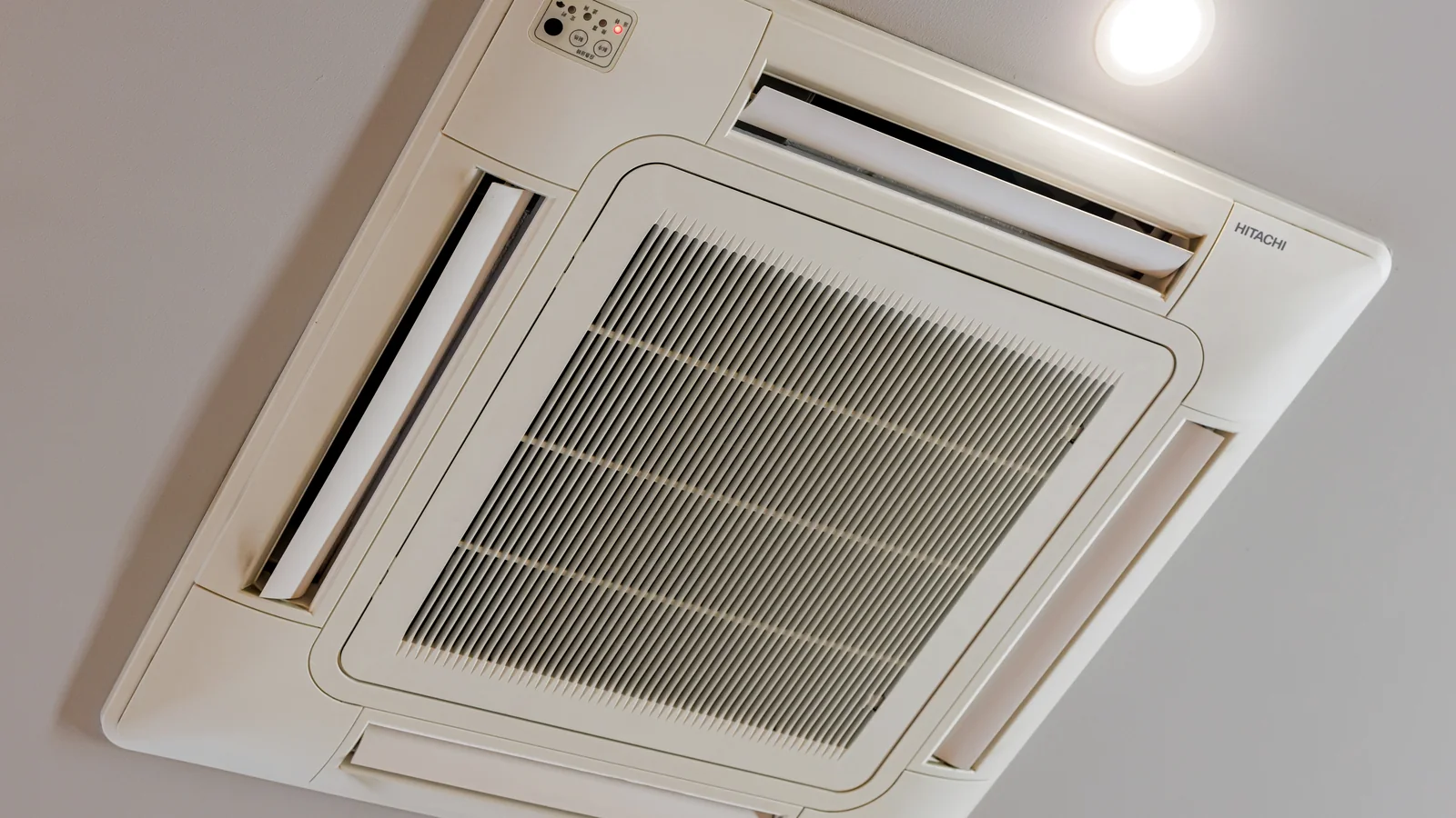 Deckengeraet einer Klimaanlage mit grosser Ansaugflaeche in einer gewerblichen Innenraumdecke
