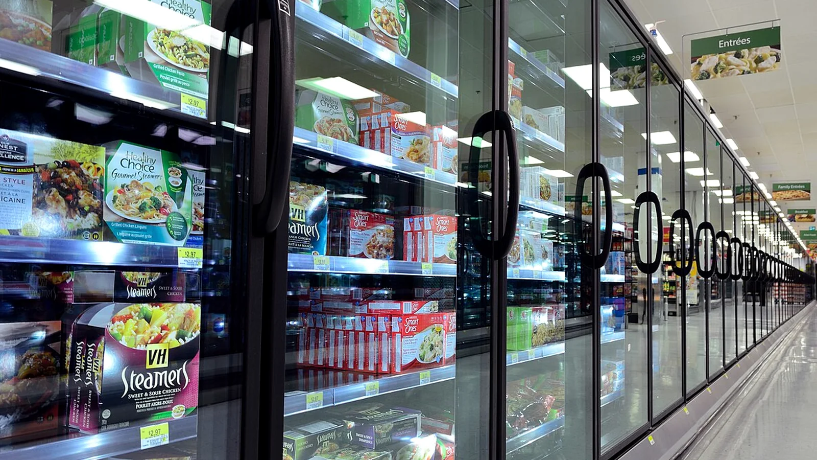 Tiefkuehl- und Kuehlregale in einem Supermarkt mit durchgaengiger Luftfuehrung und geschlossener Front