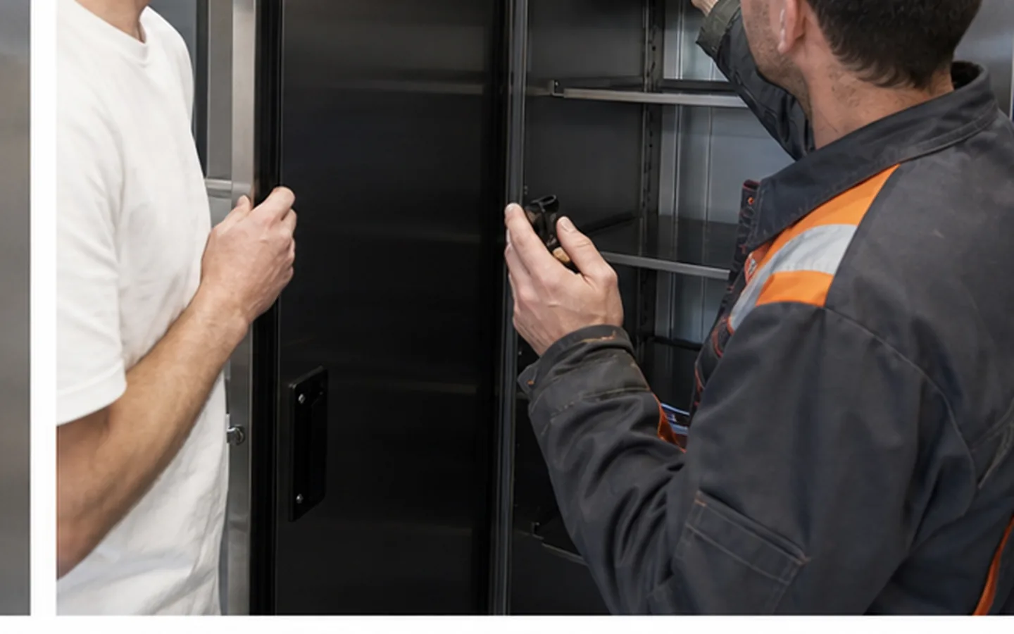 Bäcker und Kältetechniker prüfen Verdampfer und Dichtung eines Gärunterbrechers