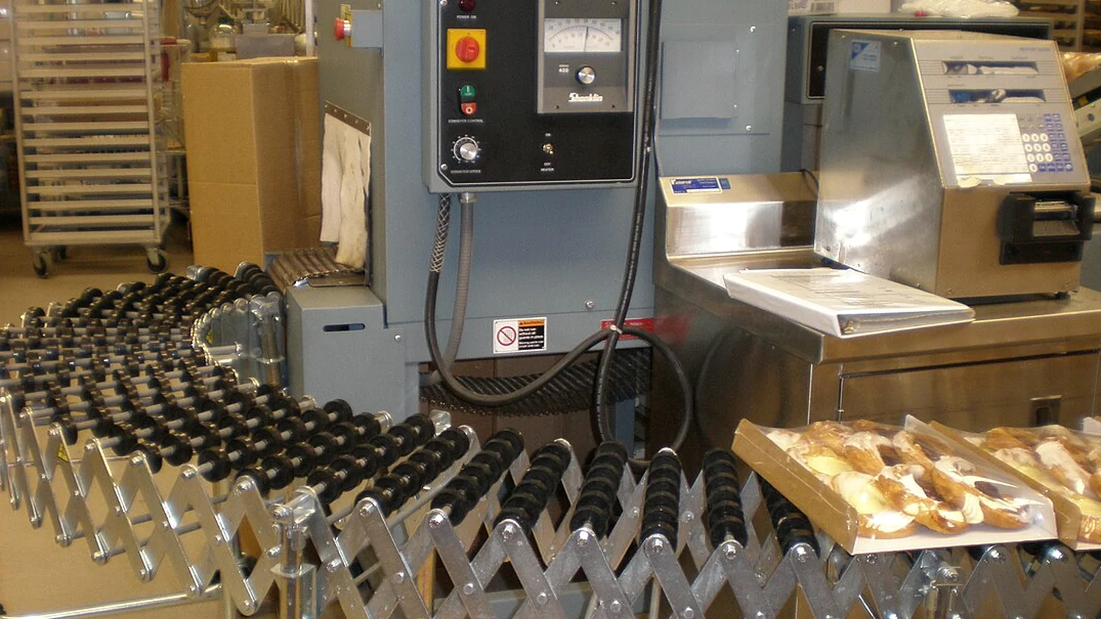 Produktionslinie in einer gewerblichen Baeckerei mit Verpackungs- und Fördertechnik