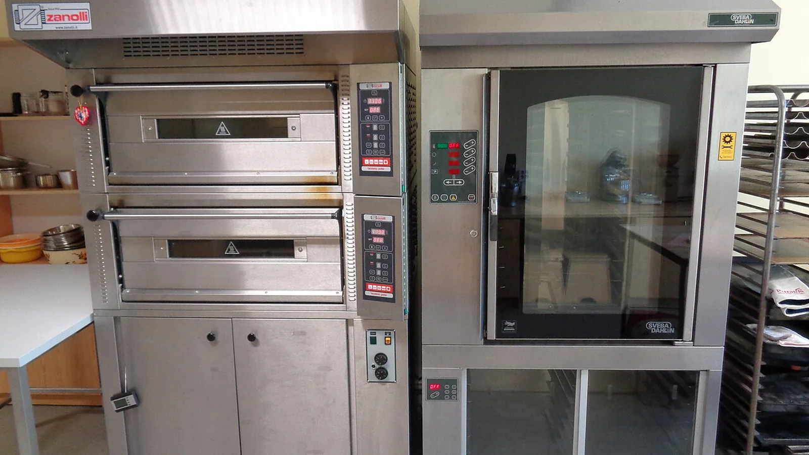 Industrieller Backofen und rotierender Ofenwagen in einer professionellen Backstube