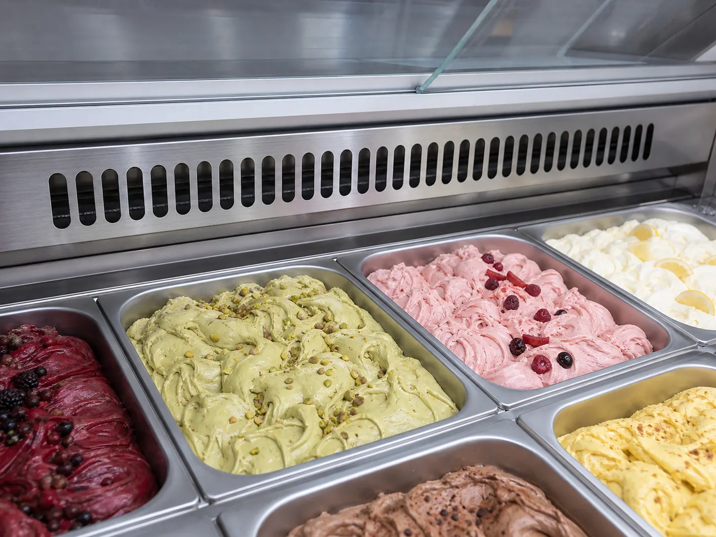 Professionelle Eisvitrine mit freien Luftöffnungen und korrekt eingesetzten Speiseeisbehältern