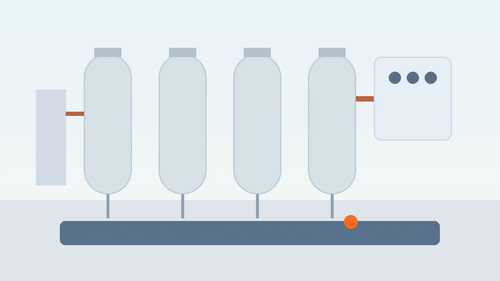 Getraenkeproduktion mit Edelstahltanks, Glykolleitungen und industrieller Kaeltezentrale im Hintergrund