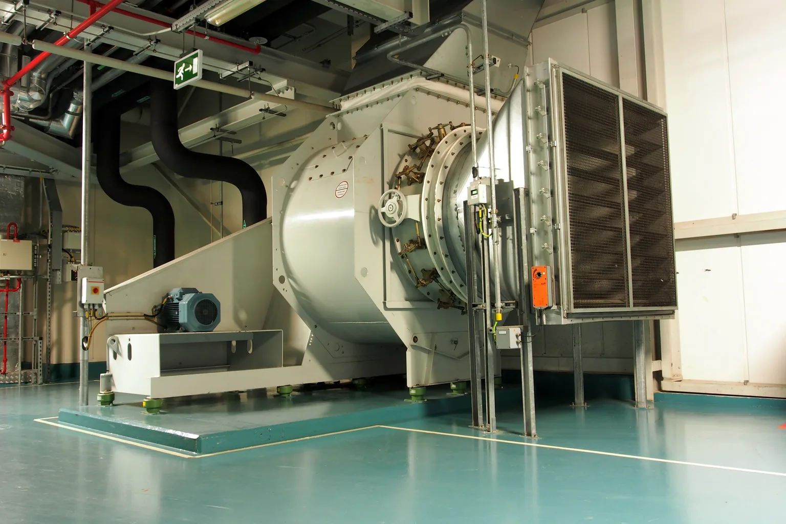 Ansaugseite einer Air-Handling-Unit in einem Technikraum; Filter- und Gehäusebereich einer Lüftungsanlage