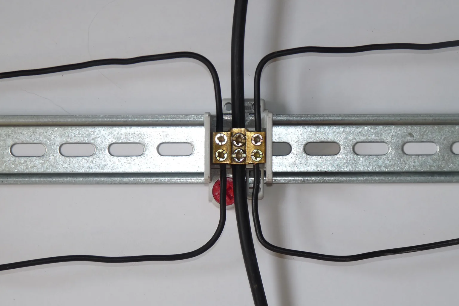 Detailaufnahme einer Anschluss- und Klemmstelle in der Lufttechnik; Kabel und Verbindungspunkte an einem Kanalbauteil