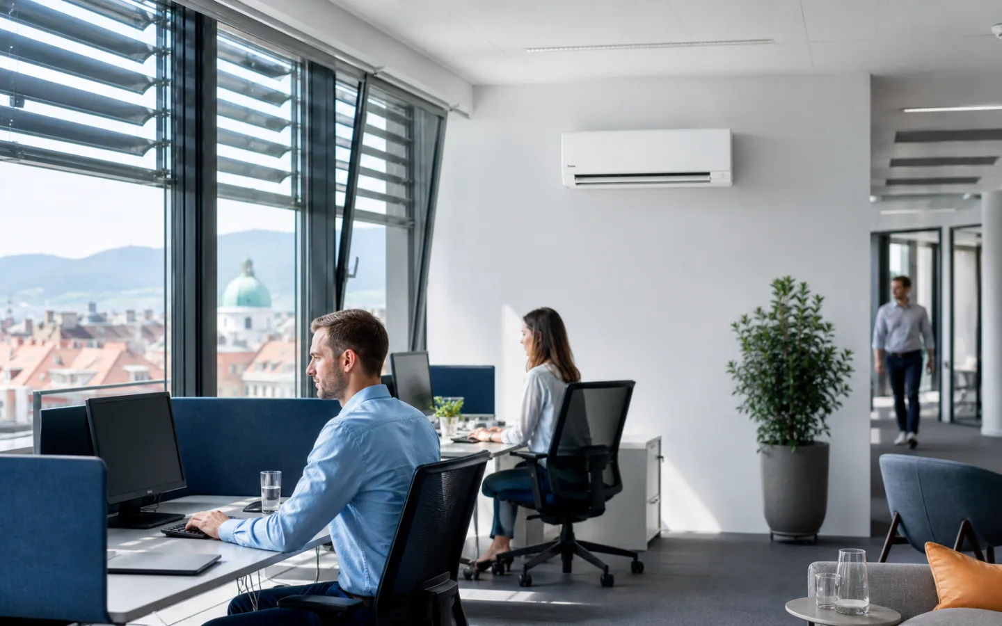 Modernes österreichisches Büro mit Split-Klimaanlage und außenliegendem Sonnenschutz