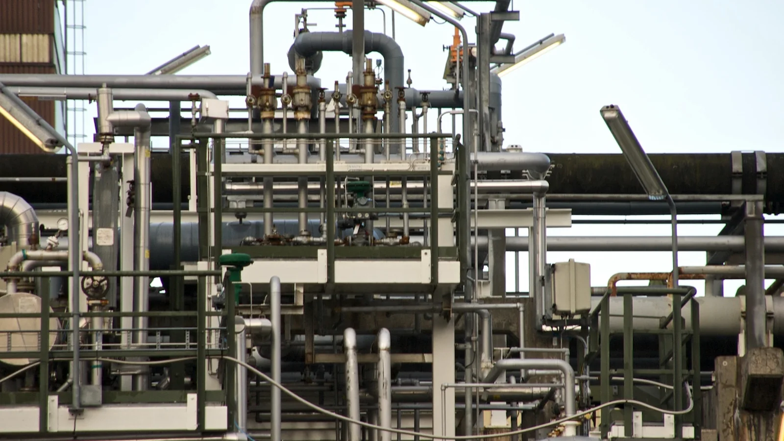 Industrielle Rohrleitungs- und Ventilgruppe einer Prozessanlage mit mehreren Armaturen und Verteilpunkten
