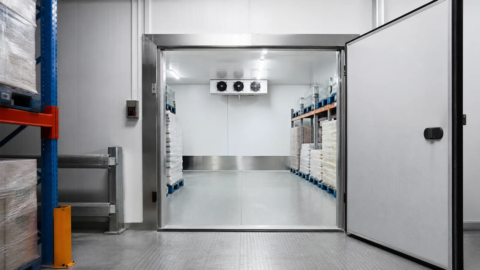 Moderne Tiefkuehlzelle in einem Gewerbebetrieb mit isoliertem Boden und industrieller Verdampfereinheit