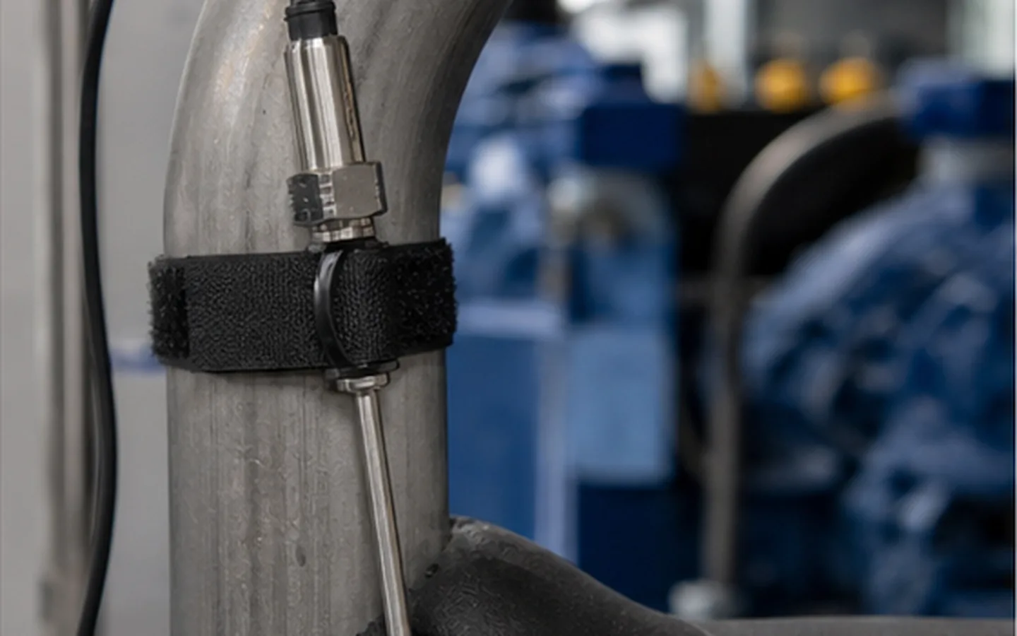 Isolierter Temperaturfühler an der Druckgasleitung eines Industriekälte-Verdichters